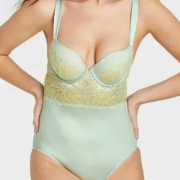 Lingerie - Picture 1 of 4